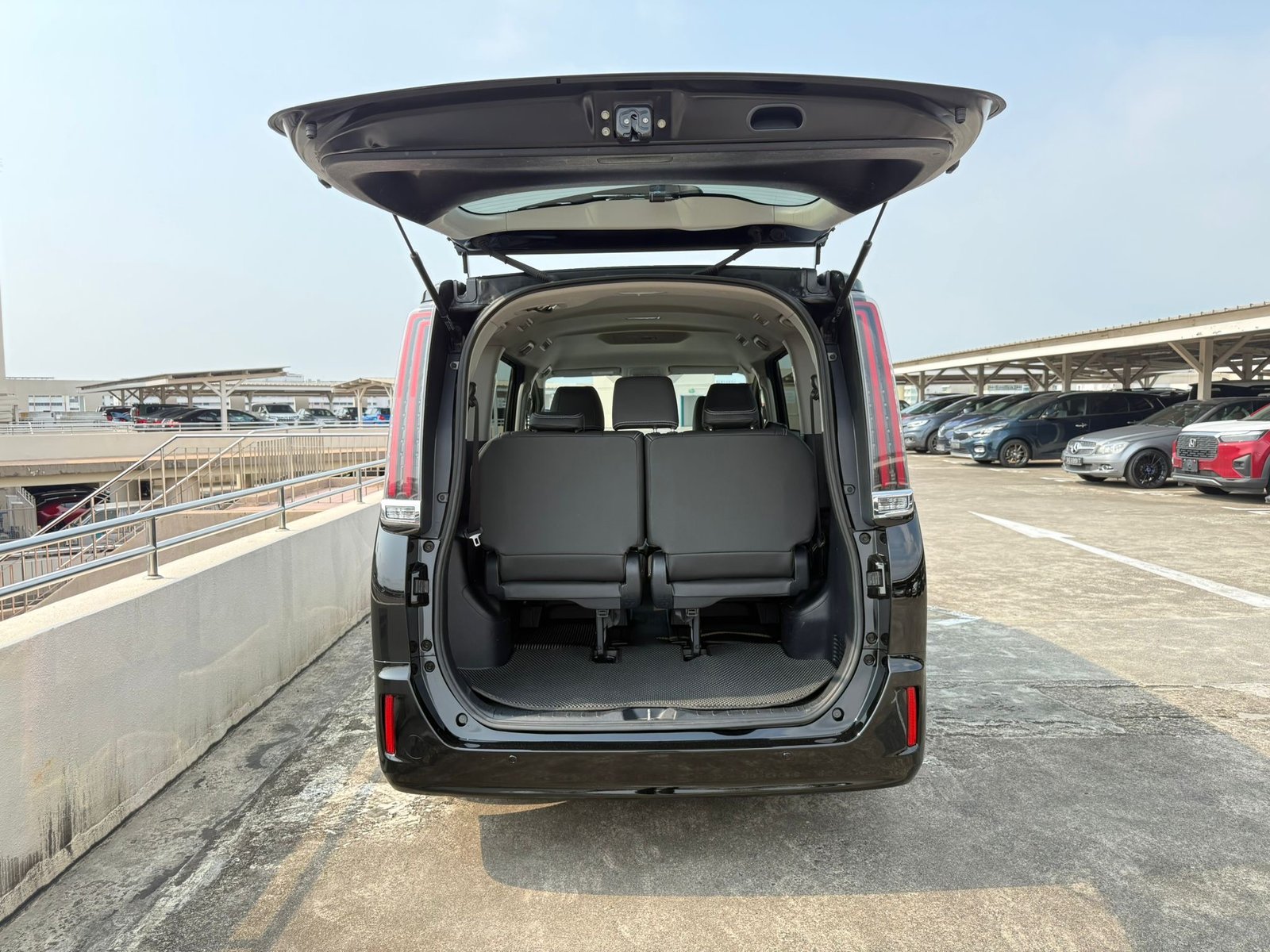 Toyota Noah Hybrid 1.8 X photo 10